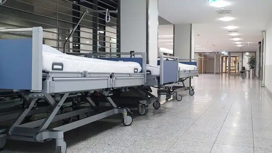 빈 이동식 침대가 늘어선 병원 복도
